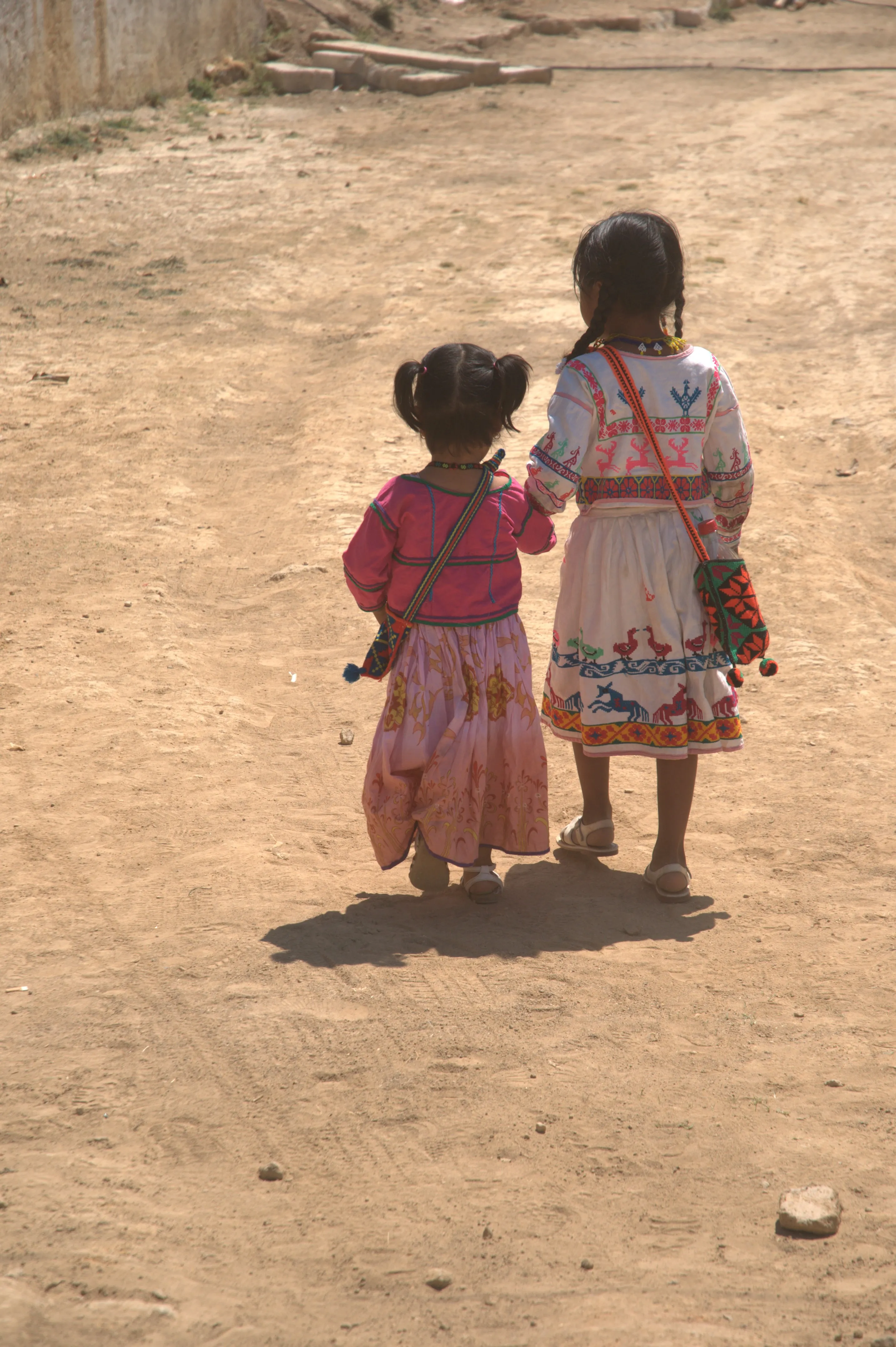 Camino a la escuela bilingüe wixárika, El Nayar